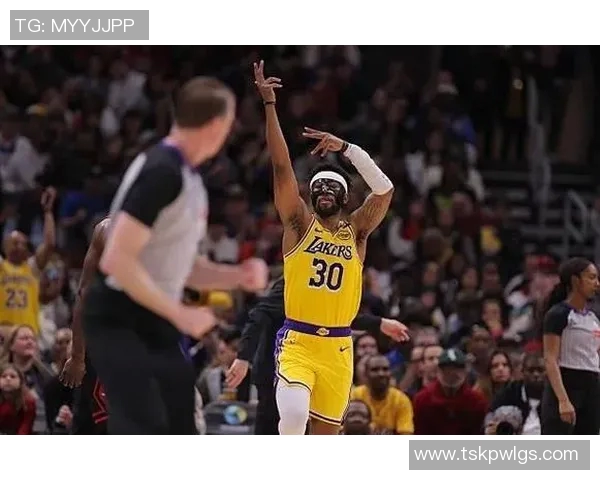 湖人队季后赛表现低迷，教练团队深夜开会研究战术调整